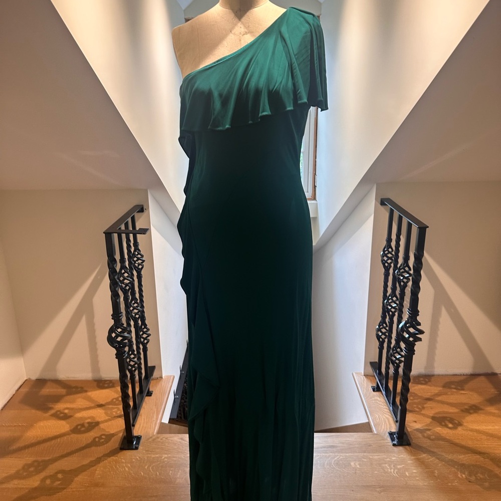 Beautiful Gown - Picture 5 of 6